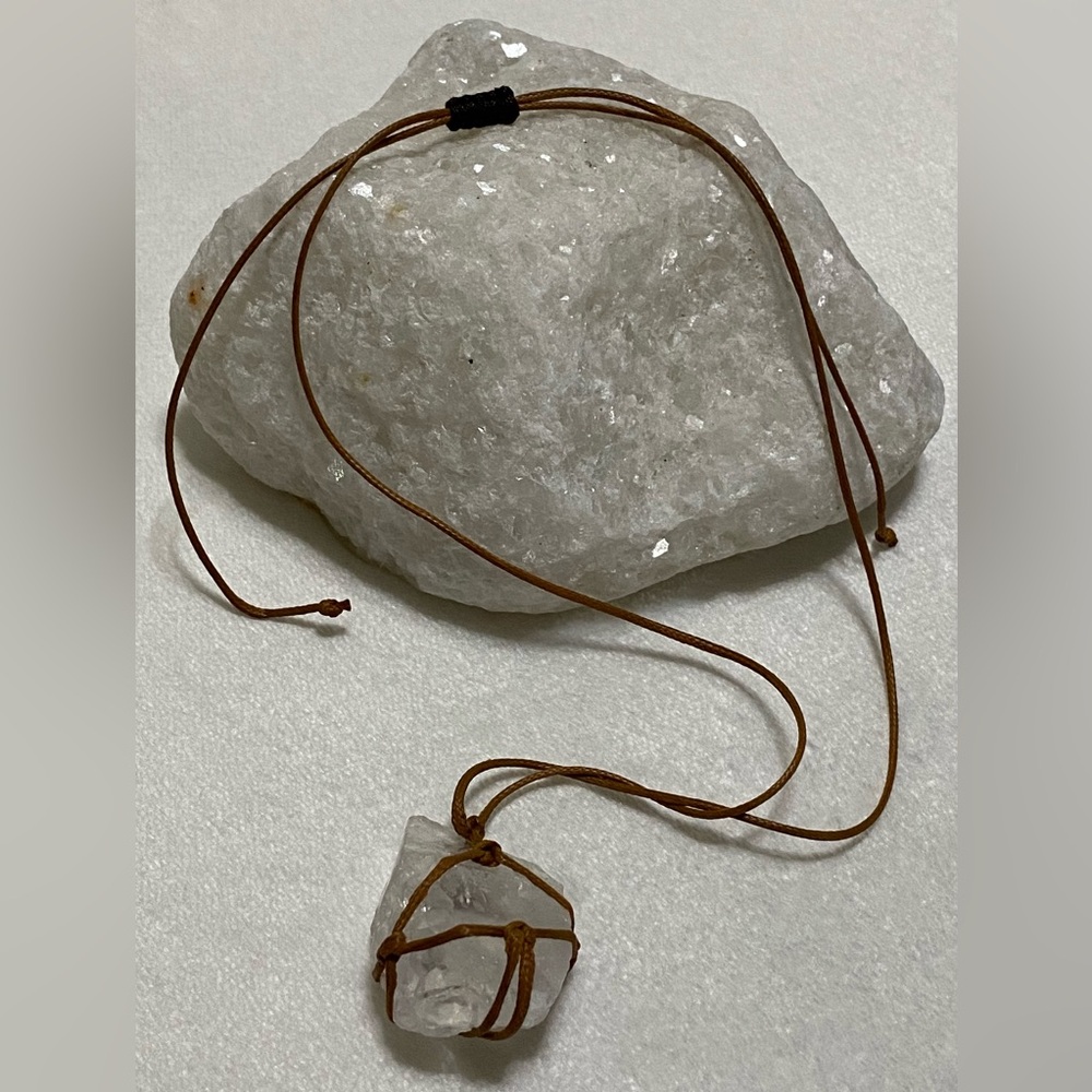 🪵🌱Cuarzo  Pendant Necklace with Brown Cord🪵🌱